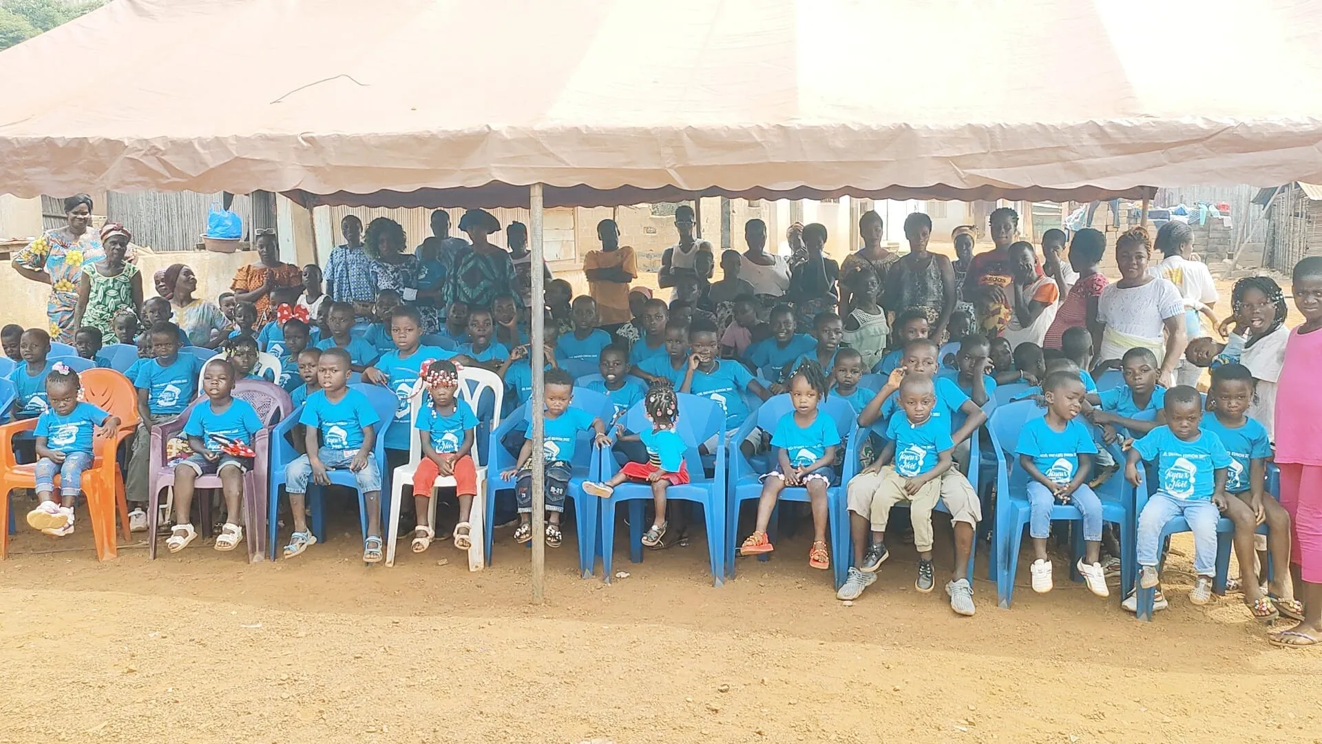 Galerie - Épiphanie 2023 : Des sourires offerts aux enfants de St Jacques de Tiagba